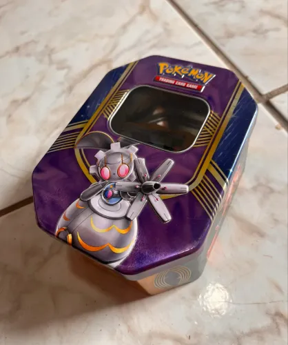 pokémon combo com caixa original e 25 cartinhas pokémon originais e moeda pokémon original