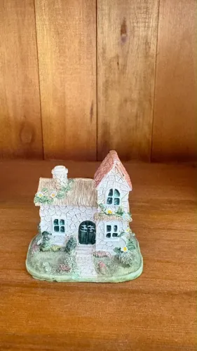 Casinha telhado marrom (direita) em resina