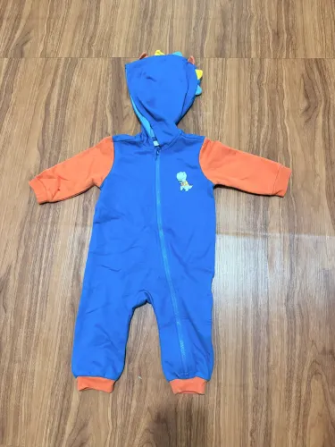 Macacão Dino Nunca Usado  veste até 9 meses