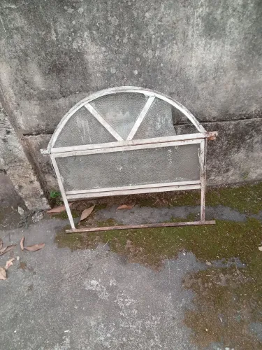 São 3 janelas duas grandes 1pequena