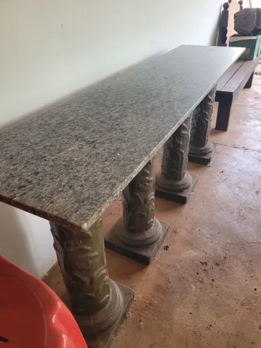 Mesa de granito com 4 pilares