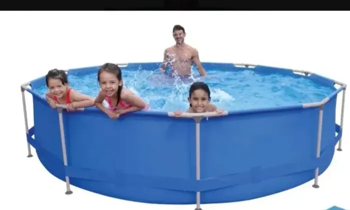 Vendo essa piscina de 7 mil litros usada apenas duas veses