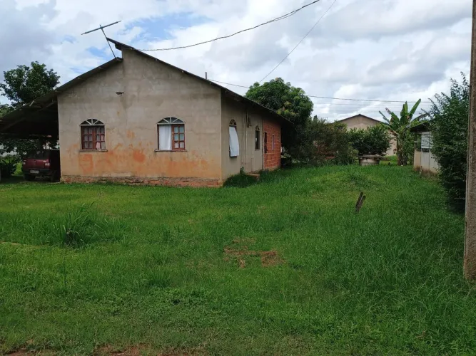 Vendo uma casa em alvenaria 