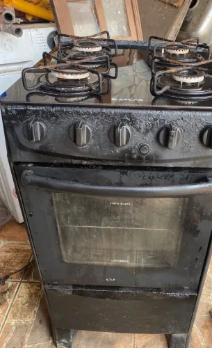 Fogão com marcas de uso, funcionando perfeitamente, já vai com mangueira e registro 