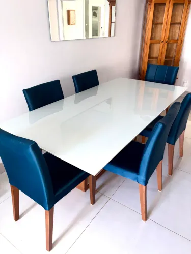 Mesa de Jantar com tampo de vidro branco laqueado e base de madeira + 6 cadeiras 