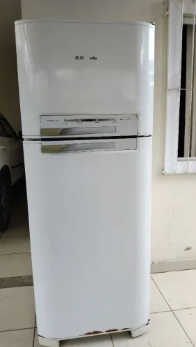 Geladeira eletrolux usada, mas em perfeito funcionamento.