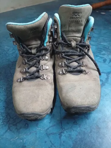 Sapatos usados em bom estado
