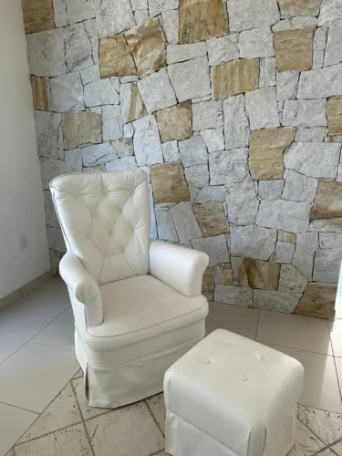 Cadeira de amamentação em corino + puff (zap *)