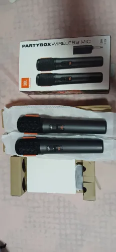 Microfone JBL duplo na caixa
