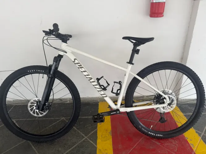 Bicicleta Specialized Rockhopper Expert 29 (2023)