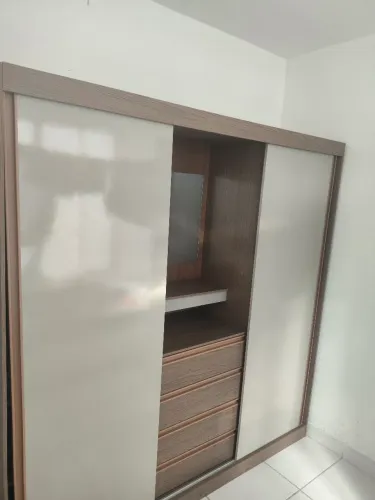 Guarda Roupas Com Espelho Com Pouco Tempo De Uso