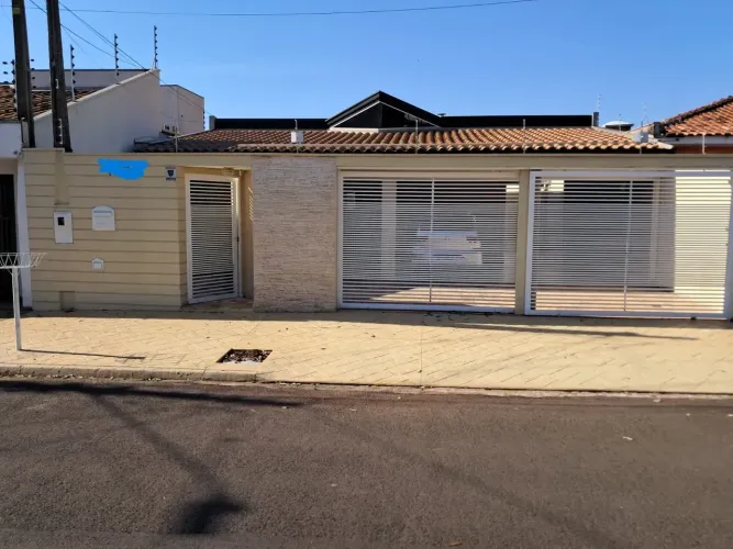 Casa para venda tem 268 metros quadrados com 4 quartos em Jardim Eliana - Araraquara - São