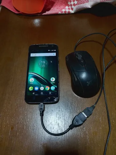 Celular Moto G4 play funcionando perfeitamente com o mouse conectado
