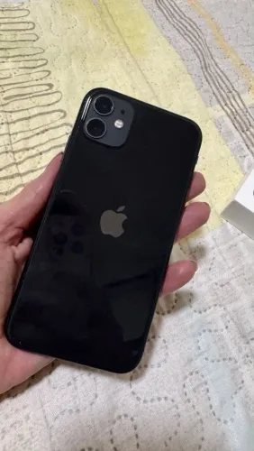 iPhone 11 preto - semi-novo tudo original, tela trincada sem funcionar