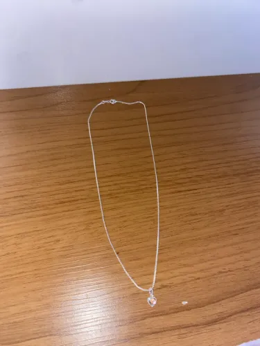 Vendo colar feminino banhada a prata 925 pingo de luz nunca usado valor só pra retirar