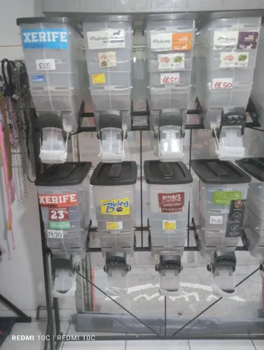 Vendo prateleira de ração,com 4 potes! 
