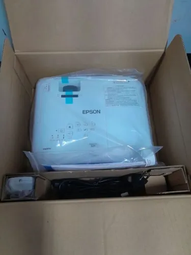 Projetor e24 3600 lumens (novo) caixa