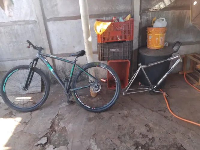 Quem me dá uma montadinha eu troco por uma Gts pro sota eixo Quebrado e ainda dou um Quadr