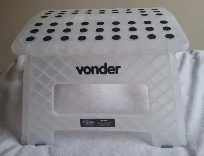 Banqueta plástica multiuso dobrável, marca Vonder, cor branca, nova,