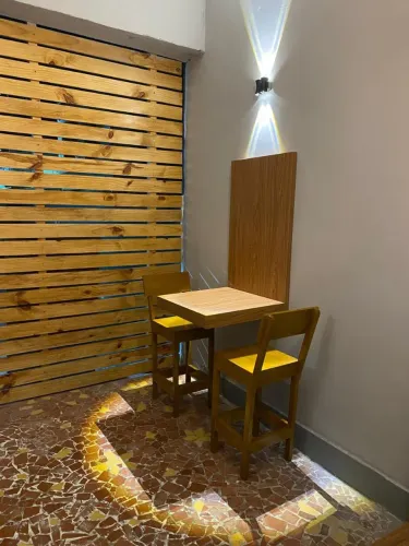 Jogo de mesa mesa suspensa+2 banquetas + luminária.