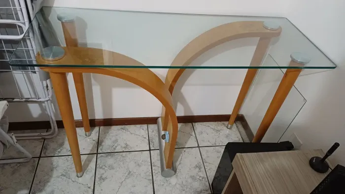 Aparador com tampo de vidro