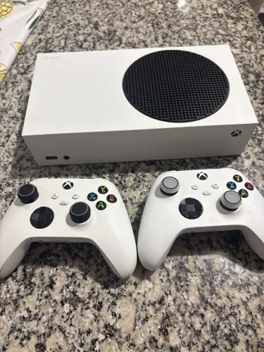 Xbox Série S 512 + 2 Controles + Fone Gamer Razer