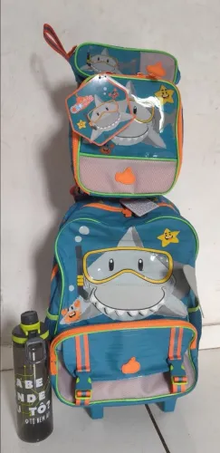 Kit mochila de carrinho semi nova , acompanha garrafa (nunca usada)