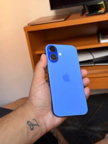 iPhone 16 azul com caixa