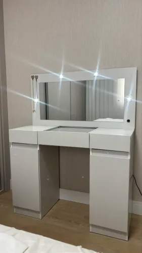 Penteadeira camarim com vidro, 3 gavetas e 2 portas