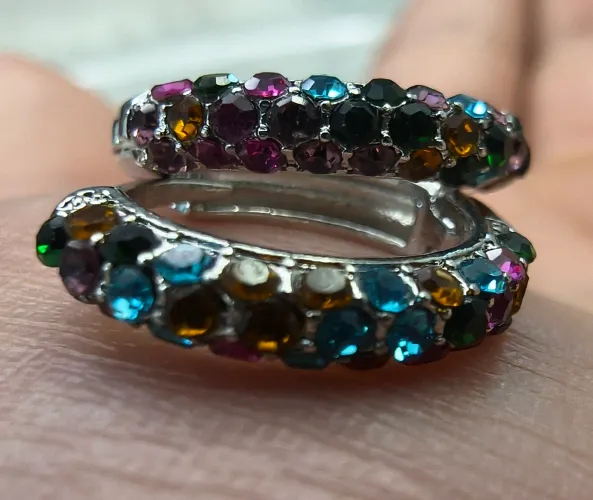 Brinco argola de aço inoxidável não enferruja com zirconias coloridas