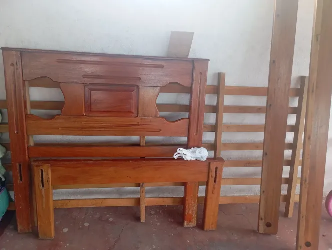 Armação de cama/solteiro de madeira