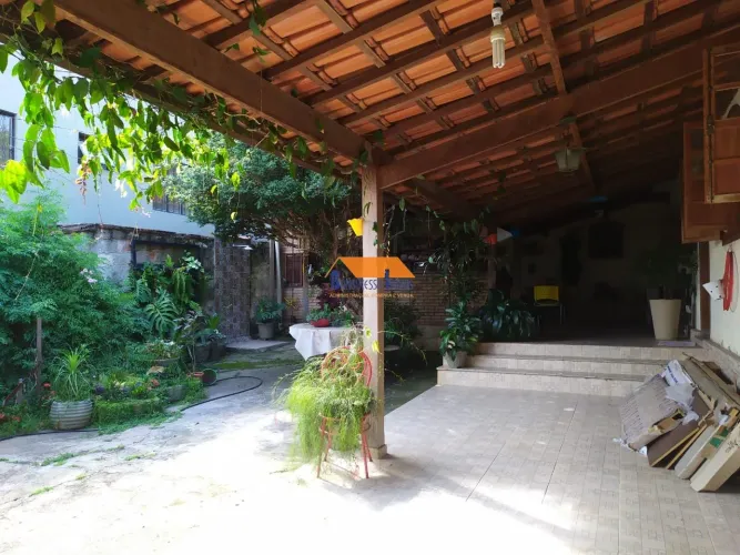 Casa de 3 quartos, mais casa de 2 quartos mais quitinete, e 5 vagas de garagem. Bairro Hel