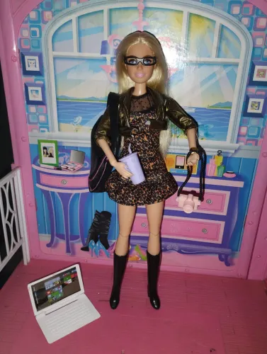 Barbie custom estudante gótica