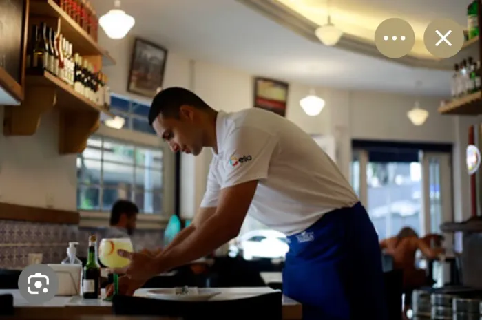 Atendente de bar, sexo masculino