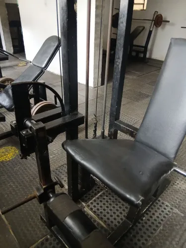 Vendo uma cadeira extensora com 70k em placa com extensão para anilhas..valor mil reais..