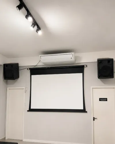 Equipamentos Para Auditório - Projetor, Caixa, Tela, Mesa De Som.
