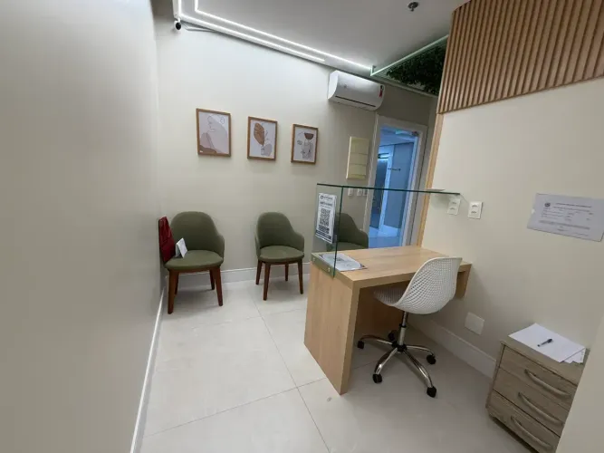 Sala para locação no Alpha Medical Center - 41m2 - decorada e mobiliada - ar condicionado