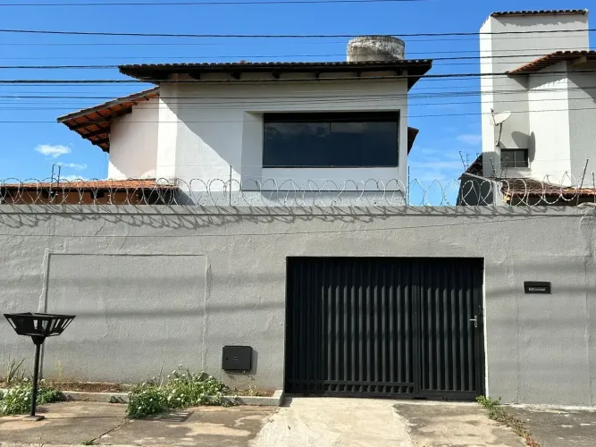 Sobrado 4/4, 03 suites no Setor Jaó