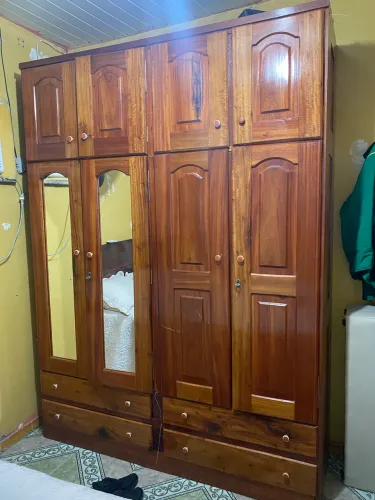 Guarda roupa de madeira
