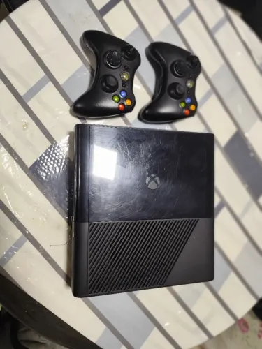 Xbox 360 com 2 controles e HD 500gb