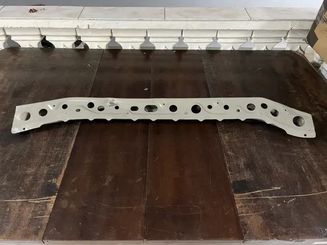 Barra inferior, suporte radiador Nissan Livina todos 