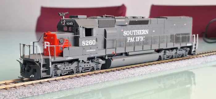 Locomotiva HO Athearn SD40-T2 #8260com DCC e SOM SoundTraxx TSUNAMI 1 - NOVA