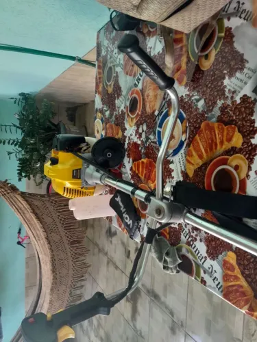 Vende se.uma roçadeira marca .vender.no valor de 900 reais.telefoe *