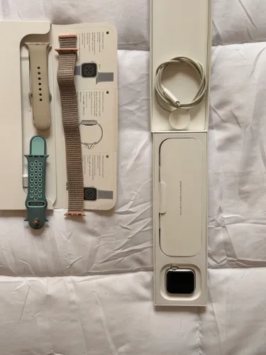 Apple Watch SE Starlight com carregador oficial e três pulseiras :)