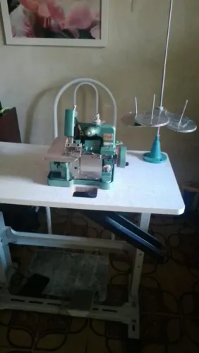 Vendo Máquina chinesinha na cor verde com motor atrás da máquina, junto com a mesa