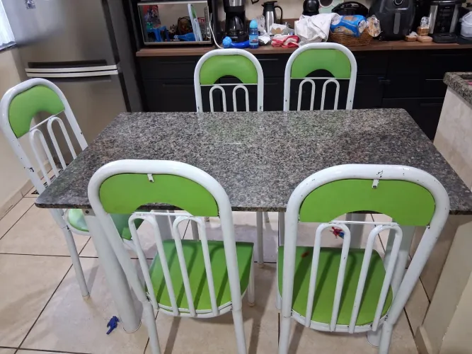 Vendo uma mesa de granito com 5 cadeiras