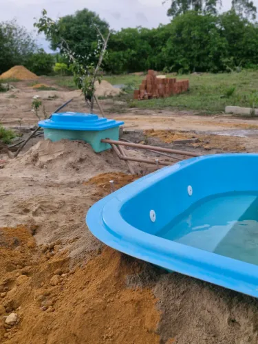 Conserto e instalação de piscina de fibra e alvenaria