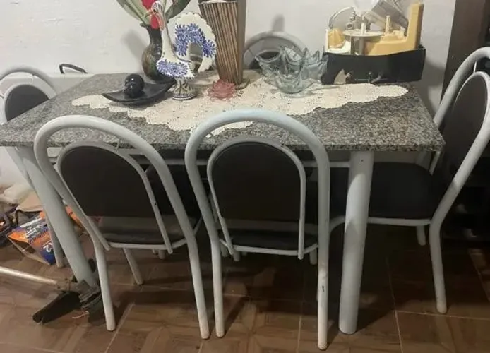 Mesa com 6 cadeiras de mármore em Perfeito estado