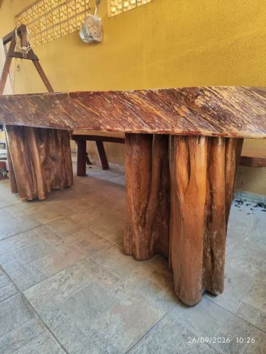 Mesa de madeira, rústica 275 cm por 110 cm. Espessura de 14 cm da tábua superior.
