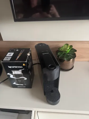 Cafeteira Nespresso Essenza Mini Preta + Aeroccino